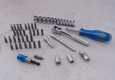 ZESTAW NARZĘDZI 1/4" 51cz. NASADKI KRÓTKIE, 6-kąt. 4 - 14mm, BITY 1/4" Z GRZECHOTKĄ I AKCESORIAMI, KASETA King Tony